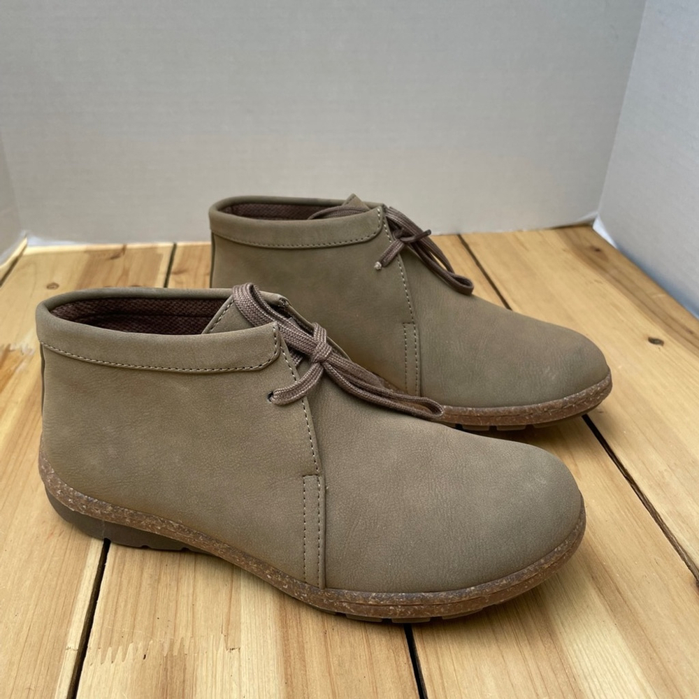 b.o.c. Women's Taupe Chukka Boots in new condition